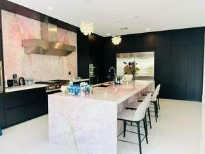 โต๊ะคริสตัลค<span class=keywords><strong>ว</strong></span>อตซ์สีชมพูโปร่งแสงแบบมีไฟส่องด้านหลัง  เคสหินสำหรับเคาน์เตอร์<span class=keywords><strong>ครัว</strong></span>แบบเกาะ  ดีไซน์ฝาครอบเคาน์เตอร์<span class=keywords><strong>ครัว</strong></span>แบบเกาะจากหินค<span class=keywords><strong>ว</strong></span>อตซ์สีชมพู - Product Image 2