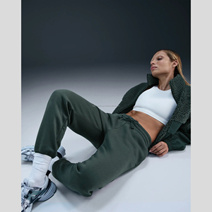 Sweat à capuche et pantalon zippés OEM pour femmes, poids lourd, avec marque personnalisée, vêtements de mode en polaire d'hiver ODM de qualité supérieure avec techniques brodées - Product Image 4