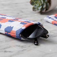 Étui souple pour lunettes de soleil en microfibre imprimé numérique personnalisé Blue Feather avec logo, pochette portable pour lunettes