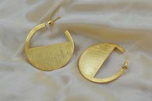 Los últimos pendientes de latón ligeros chapados en oro hechos a mano al por mayor para niñas y mujeres - Product Image 2