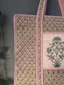 Sac fourre-tout matelassé de luxe grand format pour le sport et les week-ends, fait main, durable, avec fermeture éclair, imperméable, écologique, motif floral imprimé en bloc - Product Image 5