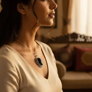 Pendentif en argent 925 plaqué or rose et onyx noir pour femme - Coupe émeraude, plaqué rhodium, style religieux, pierre principale en platine - Product Image 1