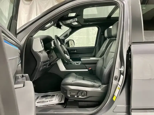 Tesla Model Y 2024 con Volante a la Izquierda, Asientos de Cuero y Cámara Trasera - Product Image 2