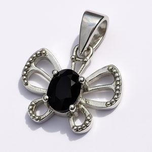 Pendentif papillon ovale en onyx noir 100% naturel, design minimaliste unisexe, plaqué rhodium, argent sterling fin, charmes naturels - Product Image 1