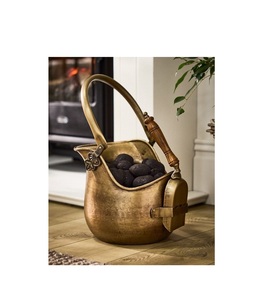 Gran Cubo de carbón de latón antiguo para almacenamiento de carbón junto a la chimenea en encantadores interiores de casas patrimoniales de estilo de época - Product Image 1