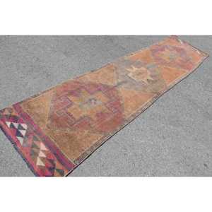 Alfombra Herki de 2.6x10.8 pies, Alfombra Turca Vintage, Alfombra con diseño de plantas y árboles en tonos rojo y marrón - Product Image 2