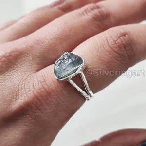 Bague pour femme en argent sterling 925 avec pierre brute naturelle d'aigue-marine martelée, pierre de naissance de mars - Product Image 1