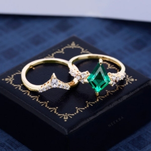 Elegante juego de boda de 2 piezas de esmeralda de plata 925-Anillo de compromiso de Esmeralda cultivado en laboratorio con corte de cometa emparejado con banda de boda de moissanita - Product Image 5