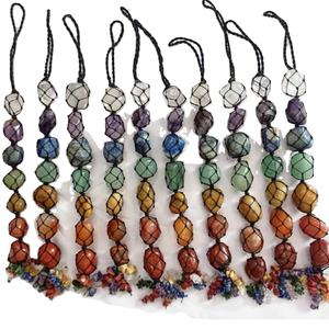 Ornement suspendu Feng Shui des sept chakras avec pierres gemmes polies / Décoration artisanale pour voiture et maison, ensemble d'énergie curative - Product Image 1