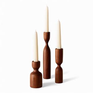 Par de Portavelas Altos Clásicos de Madera con Acabado Pulido Oscuro para una Decoración Interior Elegante - Product Image 3