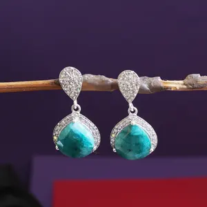 Boucles d'oreilles pendantes en forme de larme en or 18 carats et argent 925 avec des accents de diamants émeraude et perle pour mariage - Product Image 5