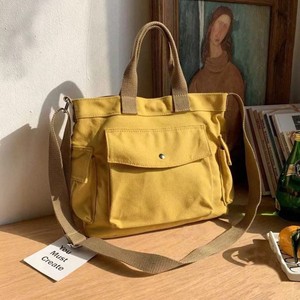 Bolso de cuero minimalista moderno para mujer con silueta elegante y textura pulida - Product Image 1