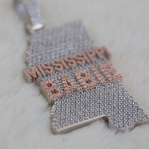 Colgante de Plata de Ley Chapado en Oro Blanco de 14k con Moissanita, Diseño Único con Letras Personalizadas, Idealista, Completamente Engastado - Product Image 2