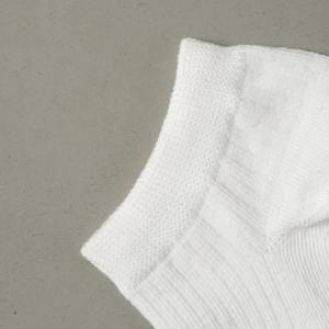 2 pares de calcetines náuticos de algodón transpirable para mujer de corte bajo con características antideslizantes y absorbentes del sudor Color blanco y negro sólido - Product Image 6