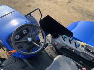 Tractor agrícola Workmaster 2022 120 usado con componentes básicos de larga vida útil de pocas horas Incl. Caja de cambios del motor de la bomba - Product Image 3