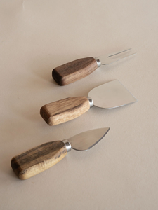 Ensemble de couteaux à fromage compacts en argent avec manche rustique en bois de taille pratique pour les pique-niques ou les rassemblements en déplacement - Product Image 5