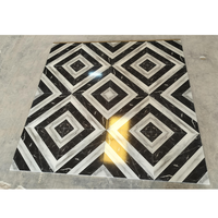 Carreaux de sol en céramique à surface brillante imprimés numériquement 400x400 mm, rayures carrées noires et blanches, style moderne pour intérieur de villa