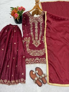 Collection Festival : Haut en soie Gmy avec broderie lourde et travail de séquence, Sharara en soie Gmy avec broderie de séquence et travail de dentelle, Dupatta - Product Image 6