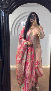 Impression numérique en soie de chinon pure de vêtements de créateurs indiens et travail brodé de séquences Kurti et pantalon avec Dupatta au prix d'usine - Product Image 3