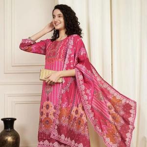 El diseñador indio usa muselina suave pura bellamente decorada con impresiones digitales y Top y pantalón bordados a mano con Dupatta - Product Image 1