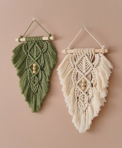 Tapiz de Macramé Decorativo con Hojas y Detalles de Cuentas para una Decoración Acogedora y un Estilo de Pared Contemporáneo de la India - Product Image 1
