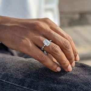 Anillo de Compromiso de Lujo para Mujer, con Moissanita Original de Corte Esmeralda, Chapado en Platino, Plata 925, Regalo de Boda para Pareja, Venta al por Mayor - Product Image 4