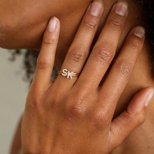 Anillos de alfabeto inicial chapados en oro de 18 quilates personalizables para mujer, Joyería de diamantes delicada personalizada con tamaño ajustable - Product Image 5