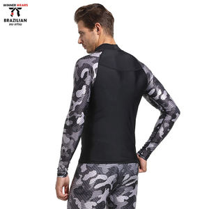 ชุดว่ายน้ำสำหรับผู้ชายน้ำหนักเบาพิมพ์ลาย UPF50 + โลโก้ได้ตามต้องการพร้อมชุดป้องกันรังสียูวีแบบสั้นมีหลายสี - Product Image 4