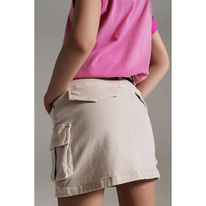 Mini-jupe cargo décontractée en jean beige, style streetwear estival, coupe droite, avec décoration à franges et technique délavée - Product Image 6