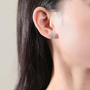 Ensemble collier et boucles d'oreilles en moissanite argentée ronde scintillante en forme de flocon de neige pour les occasions de mariage - Product Image 5