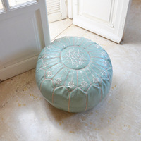 Pouf ottoman rond en cuir véritable marocain bleu ciel, cousu à la main, décoration d'intérieur, siège bas, repose-pieds