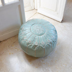 Pouf ottoman rond en cuir véritable marocain bleu ciel, cousu à la main, décoration d'intérieur, siège bas, repose-pieds - Product Image 2