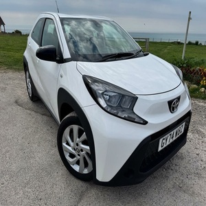 USADO LHD/RHD 2024 T O Y O T A AYGO X 1,0 DE PURO DE - Product Image 1