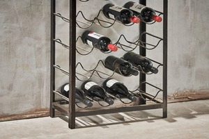 Casier à vin rustique en métal noir avec support élégant, idéal pour la décoration de la maison et du bar. - Product Image 1