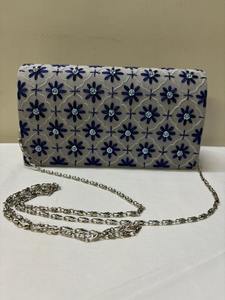 Monedero de mano tradicional hecho a mano para mujer adornado con intrincado trabajo de Zari y cuentas para trajes étnicos de la India - Product Image 5