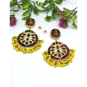 Boucles d'oreilles Chandbali de style royal, plaquées or 22 carats, ornées de cristaux Kundan, de perles baroques et de perles pastel - Product Image 2