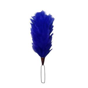 Pluma de gallina con colores de la bandera ucraniana, adornada con un diseño de patrón natural, diseñada para ser usada en decoraciones de boda. - Product Image 1