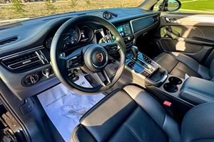 Macan GTS 2023 con Motor V6 Biturbo, Tracción en las Cuatro Ruedas, Paquete Sport Chrono, Mayormente sin Modificaciones - Product Image 4