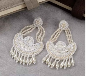 Boucles d'oreilles en coton brodées à la main, uniques, en tissu moderne, bijoux botaniques, design en forme de pétales de rose, cadeau de mariage - Product Image 2