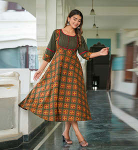 Robe Anarkali Kurta en coton pour femmes, imprimé floral, plis, longueur mollet, col rond, manches trois quarts, tenue ethnique élégante, vert - Product Image 5