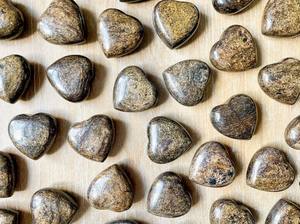 Venta al por mayor de bronce natural tallado corazón hinchado Feng Shui cristal curativo protección puesta a tierra confianza Chakra equilibrio Reiki - Product Image 3