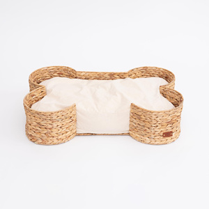 Cama para mascotas con forma de hueso con colchón, diseño bonito, cestas de jacinto de agua, accesorios para mascotas - Product Image 3