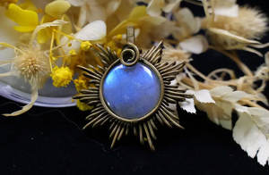 Très beau pendentif en pierre de lune plaqué or en métal laiton fait main forme ronde 15mm ensemble de bijoux de mode pour cadeau d'anniversaire - Product Image 5