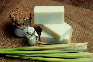 Savon de noix de coco biologique naturel fait à la main pour le soin de la peau, hydratant et nettoyant, savon à l'huile de coco vierge du Vietnam, vente en gros - Product Image 6