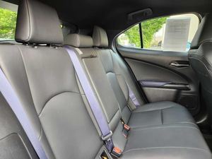 Un SUV Lexus 250h AWD crossover 2021 usado en excelentes condiciones. - Product Image 3