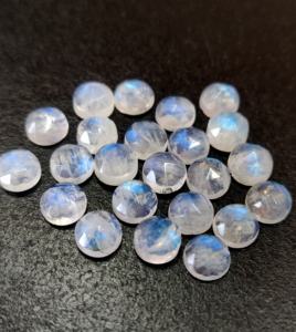 มูนสโตนสีรุ้งธรรมชาติ ทรงกลมเจียระไนแบบโรสคัท 5 มม. คุณภาพดี มีประกายสีฟ้าสวยงาม - Product Image 5