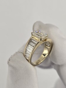 Anillo de diamante cultivado en laboratorio en oro amarillo de 14K y 18K |   Corte Esmeralda con Diamantes Baguette en el Centro |   Joyería Fina para Compromiso de Mujeres - Product Image 3