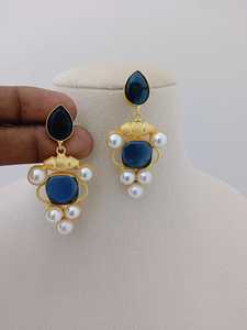 Juego de pendientes colgantes de perlas Ruby Royale chapados en oro Fusion moderno Diseño personalizado de latón pesado único - Product Image 3