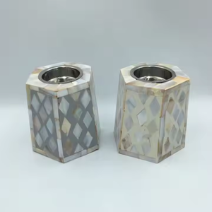 Hermoso candelabro hecho a mano para decoración del hogar con incrustaciones de concha natural, acento perfecto para sala de estar, dormitorio u ocasiones festivas - Product Image 1