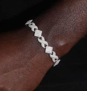 Lujo diseño brillante declaración audaz Iced Out Timeless Elegance Partywear Iced Out Cuban Link pulsera para hombres y mujeres - Product Image 3